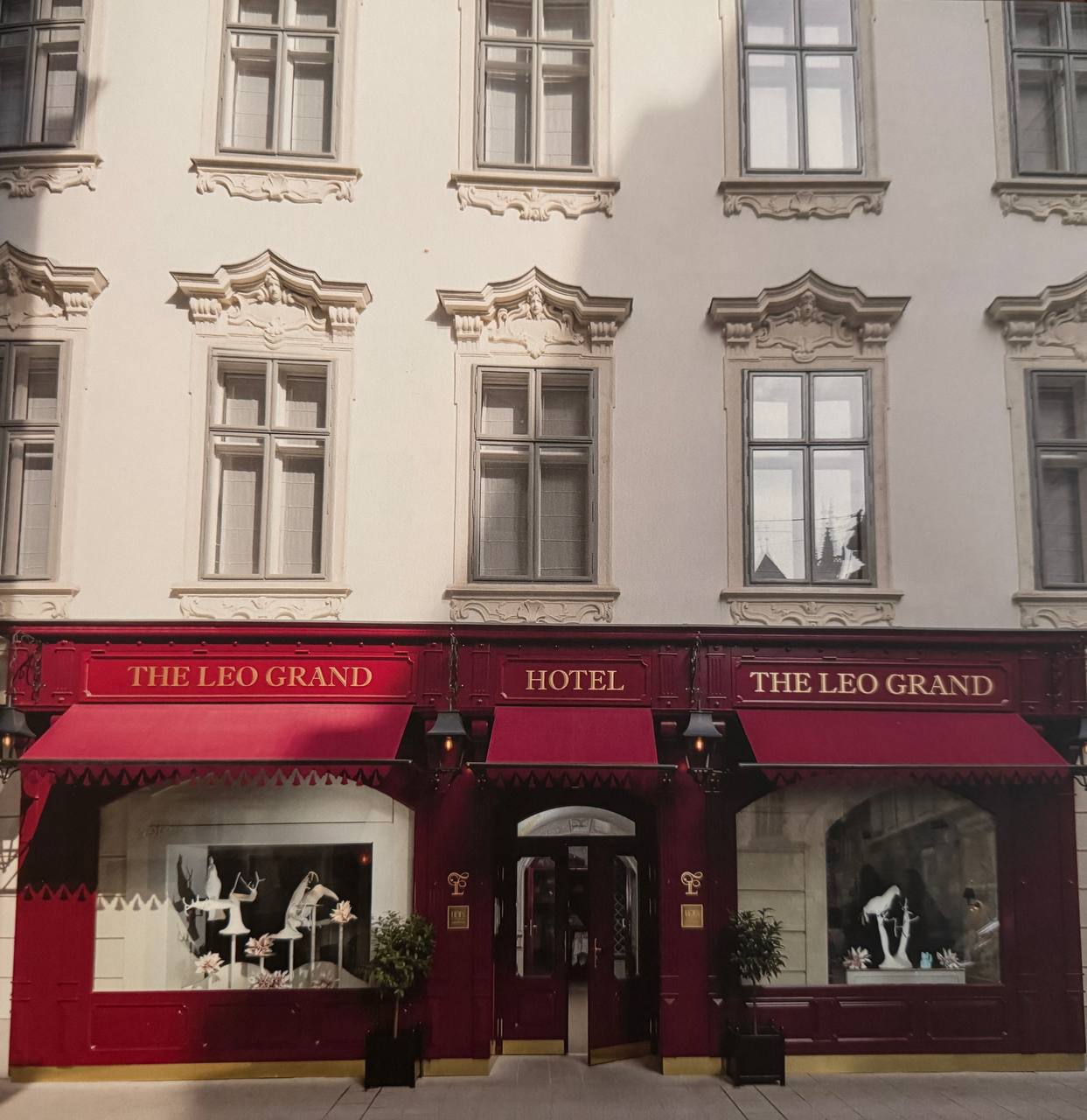 Facade of the Leo Grand Hotel.